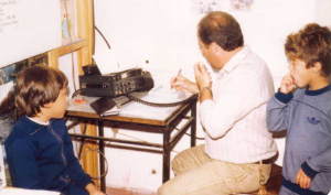 Los chicos con Pablo Villuendas LU9EMC operando VHF (IC-251 mm).