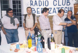 Desde la izq. Tony LU5ERE, desconocido, Eduardo LU9DX (ex LU5EVL), Hugo (?) LU8DUV, deconocido.