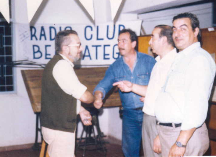 Walter, Raúl Desde la izq.: desconocido, Carlos Alberto LU6DOI, Walter Gutiérrez LU2ERU (SK) y  Raúl Martínez LU9DTJ.