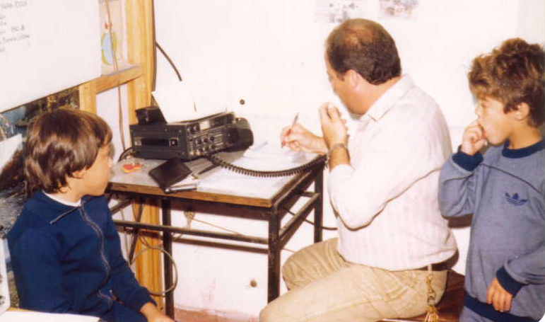 Chicos VHF Los chicos con Pablo Villuendas LU9EMC operando VHF (IC-251 mm).