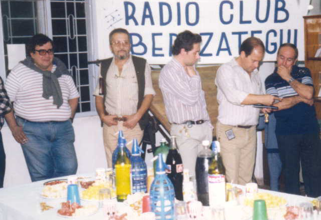 Tony, Eduardo Desde la izq. Tony LU5ERE, desconocido, Eduardo LU9DX (ex LU5EVL),
Hugo (?) LU8DUV, deconocido.