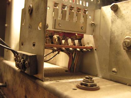 Detalle de la primera sección de la llave de banda, correspondiente a la bobina de antena. Se puede ver el borne de antena.